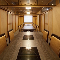 お集まりに応じて、少人数から大人数までご利用いただけます。※店舗により部屋の配置・席数が異なる場合がございます