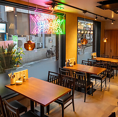 自由につなげてレイアウト可能なテーブル席は、中規模のグループでのお集まりに大変便利です。人数に合わせて最適な席配置をご提案いたしますので、会社宴会や友人同士の飲み会など、多目的なシーンでご活用いただけます。一体感のある空間で、美味しい料理と共に思い出に残る時間をお過ごしください★