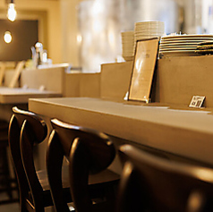 お一人様大歓迎!薪窯が見えるライブ感溢れるカウンターあります。