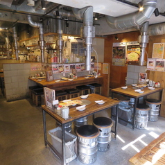 椅子に遊び心を感じるテーブル席(6名様)5.6人のグループでもワイワイできる席。女子会や友人との飲み会、友達や同僚でのグループ飲みにピッタリ。