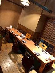 人数に合わせてお席をつなげることができ、少人数から大人数のご宴会まで対応可能です。会社宴会や歓送迎会、同窓会などにもぜひご利用ください。
