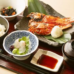 お昼には人気の魚料理をお手頃価格でご提供しております