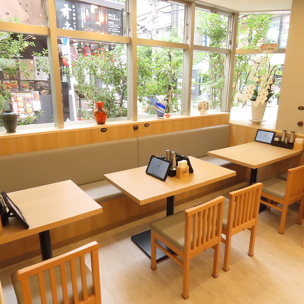 広々とした店内はテーブル席も充実！寛ぎながらゆっくりと食事をお楽しみいただけます。