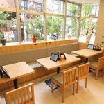 広々とした店内はテーブル席も充実！寛ぎながらゆっくりと食事をお楽しみいただけます。