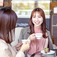 緑を望む開放的な空間で、優雅なカフェタイムを♪