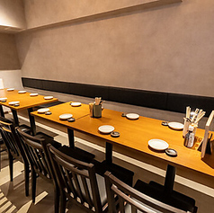 明るく清潔感のあるテーブル席は、ご家族での団らんや女子会にぴったりです。お洒落な空間で、旬の素材を活かしたこだわりの料理を囲みながら、賑やかで楽しいひとときをお過ごしいただけます。ゆったりとした配置になっておりますので、お子様連れでも安心してお食事をお楽しみいただける設計です◎