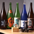 旬や季節を感じさせる「楔」の料理に合う日本酒を店主が厳選！※日本酒や焼酎は期間によりメニューが入れ替わります。