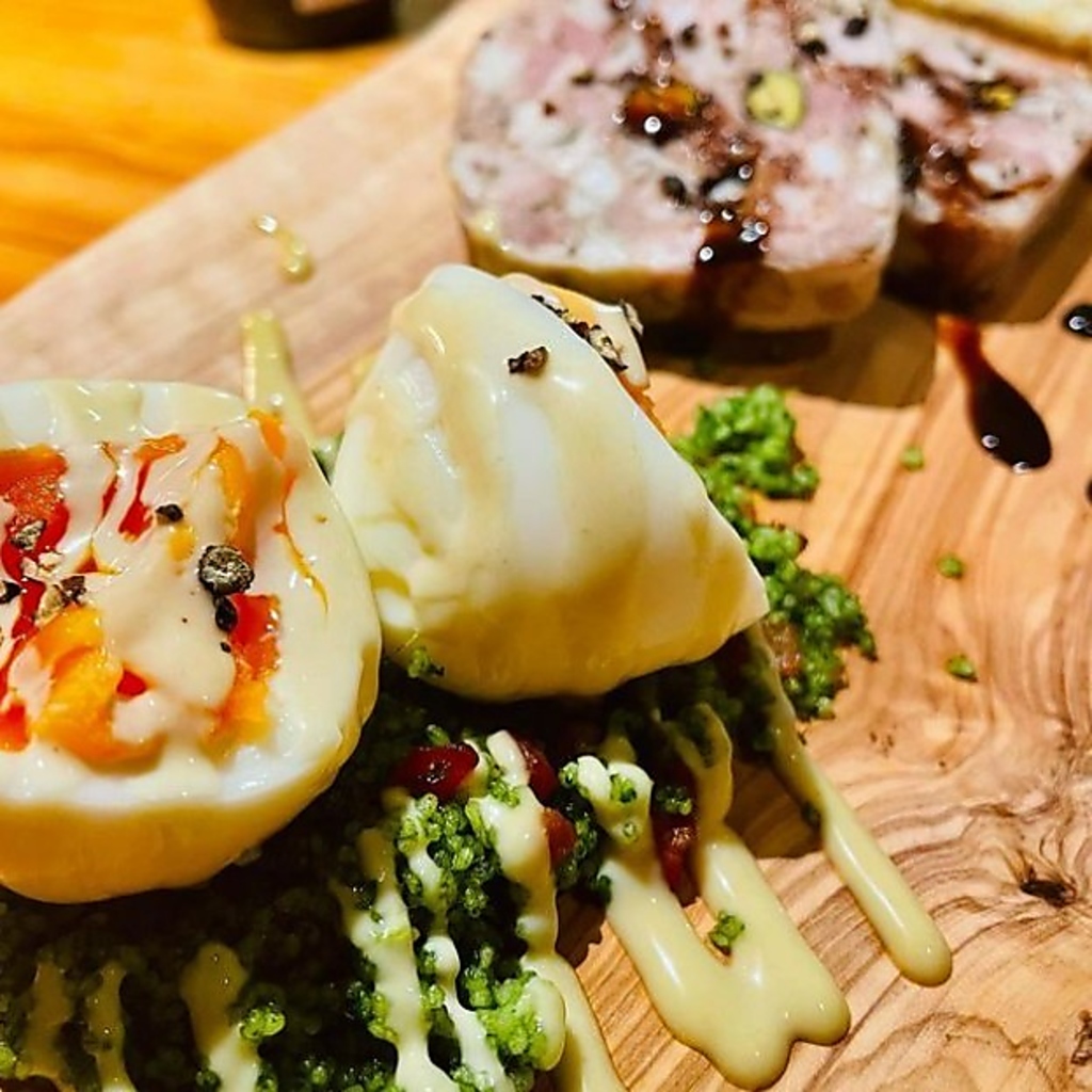 木目調のテーブルに白地の椅子のお席は、シックでオシャレで大人の隠れ家空間のような雰囲気です！