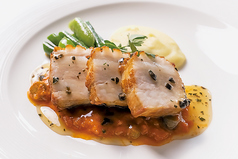 （ランチ）ホエー豚バラ肉のソテー ディジョンマスタードとピクルスで仕上げたトマトのソース