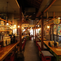 解放感のある店内は木造りで昭和レトロ感が満載！なんだか懐かしい雰囲気なのでついつい盛り上がっちゃいますね♪