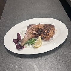 骨付き桜鶏モモ肉の炭火焼き