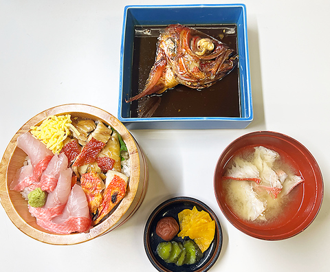 人気NO1の『熱川丼』金目鯛の刺身、煮付け、干物を一度にお楽しみいただけます