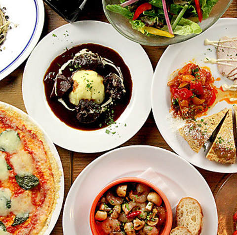 開放的な空間で150種類以上のワインと季節の料理を楽しめます！