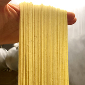 和牛もつ鍋の〆は店主自ら製麺する『こだわりの自家製麺』毎日製麺される麺は塩・粉・水など至る所にこだわった食感も味も喉越しも自慢の自家製麺。自慢のもつ鍋の出汁と絡む最高の〆体験は福岡でも当店でしか味わえない