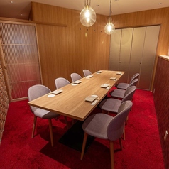 落ち着いた雰囲気で居心地の良い店内では、ゆっくりとお寛ぎいただける個室が多数。テーブル席と掘りごたつ席をご用意しており、どちらも快適にお過ごしいただけます。