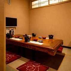 落ち着いた雰囲気の個室席は、デートや少人数での食事に最適。周囲を気にせずゆったりとくつろげる空間で、博多の新鮮な海鮮料理をじっくりお楽しみいただけます。