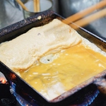 ふんわりとした出汁巻き玉子は、優しい出汁の風味が特徴。口の中でとろける美味しさをお楽しみ下さい