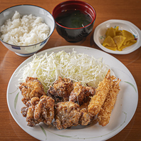 揚げ物を中心とした定食で楽しむ満足感ある食事！