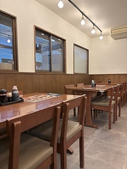 4名様用のテーブル席は、家族や友人・同僚とのお食事など幅広いシーンでご利用いただけます。鮮度抜群な海鮮丼をお得に食べられるので、頑張りたい日やちょっと贅沢したい日のご利用にもピッタリです◎