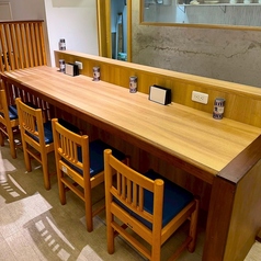 おひとり様から利用可能なカウンター5席用意しております。カウンターにはコンセントを完備◎