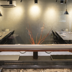 2名~8名で利用できるテーブル席は、ゆったりと過ごせる落ち着いた空間。焼き鳥や季節の一品を囲みながら、会話も弾む心地よいひとときを。ご友人との食事や仕事帰りの飲み会にもぴったりです♪