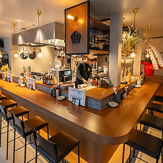 ライブ感あるカウンター席は、お一人様やカップルでのご利用に最適です。目の前で調理風景を楽しめる特等席で、気兼ねなくお食事とお酒をご堪能いただけます。落ち着いた雰囲気の中で、大切な方との会話も弾む心地よい時間をお過ごしください。仕事帰りの一杯やデートなど、様々なシーンに寄り添います♪