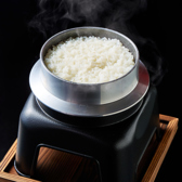 お肉の最高の相棒、名物「釜炊きご飯」!最高峰米ミルキークイーンをふっくらツヤツヤに炊き上げます。蓋を開けた瞬間の湯気と甘い香りが焼肉をさらに格上げ。2人前より承りますので、皆様でシェアしてどうぞ!