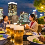 新宿屋上ビアガーデンで、夜景とビールで非日常の体験を。