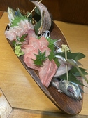 当店の魚料理は、豊洲市場で仕入れた新鮮な魚を使用！その時々で脂がのって美味しい旬の鮮魚を、刺身はもちろん、焼き魚や煮付けでもお楽しみいただけます。