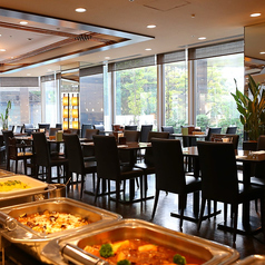 お料理前のお席ですと、すぐにお料理をお取りいただけ便利でございます。先着順でのご案内となりますので何卒ご了承くださいませ。