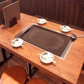 各テーブルにある鉄板で熱々の料理を堪能！