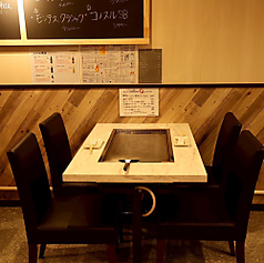 席タイプ：テーブル少人数でのお食事にちょうど良いテーブル席。普段使いはもちろん、ご夫婦やご友人同士でゆっくりと鉄板料理を楽しみたい日にもおすすめです。