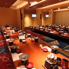 ゆったりとした掘りごたつ個室は、落ち着いた和の空間でくつろげる人気のお席。少人数からグループ利用まで対応可能で、宴会や接待にも最適。博多の新鮮な海鮮とともにゆったりとした時間をお楽しみいただけます。