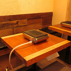 リラックスしてお食事が楽しめるテーブル席。目の前に設置してあるプレートで、お好きな焼き加減でホルモン・焼肉をお楽しみいただけます◎