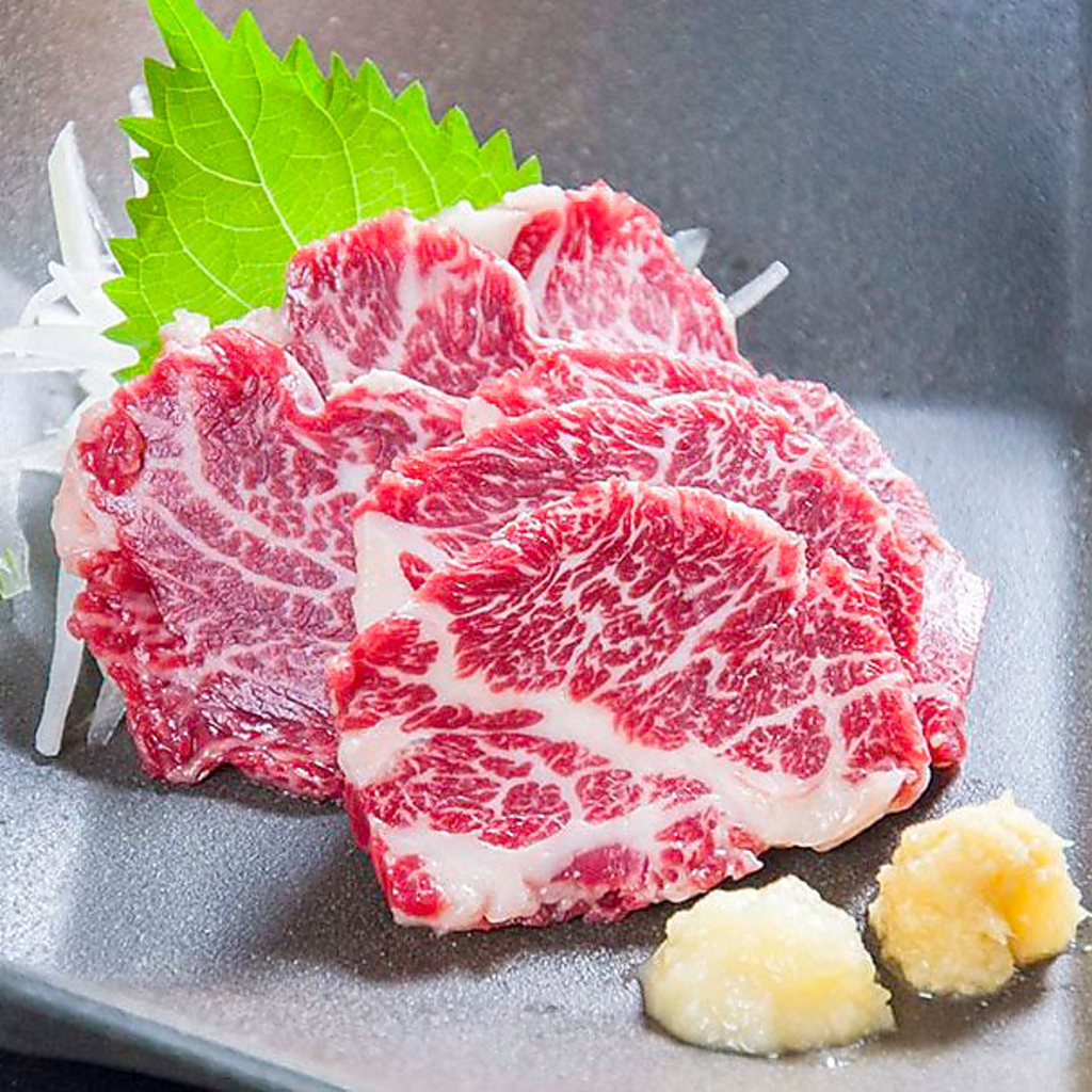 馬刺し1298円（税抜）　タタキや握りもございます。