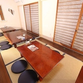 【お座敷個室あり】をのばしてゆったりとくつろげるお座敷スタイルです。最大20名まで収容可能で、少人数から大人数まで、シーンに応じてご案内いたします。畳の上で、リラックスしながらお食事を楽しむことができるため、友人や家族との特別なひとときを過ごすのに◎周囲を気にせず、プライベートな空間を楽しめます★
