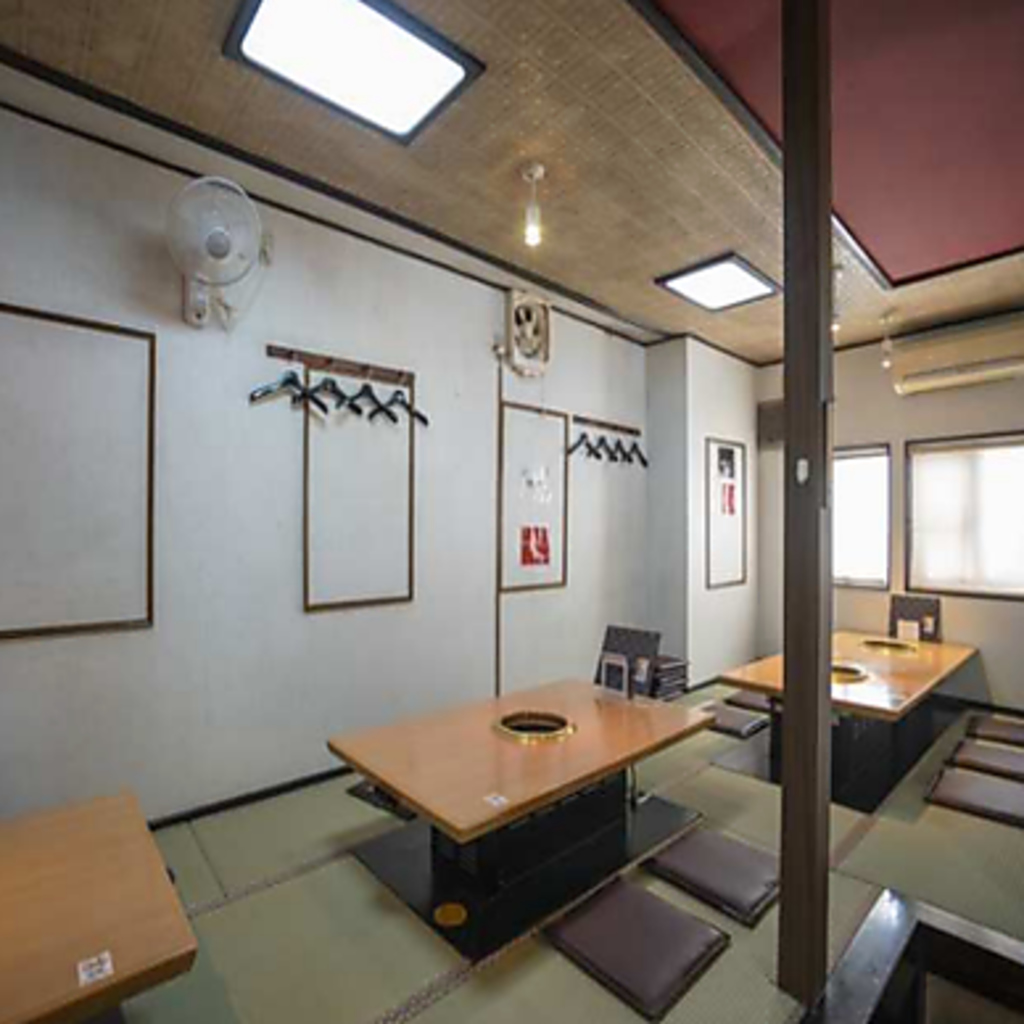 広々とした店内で、家族や仲間とゆったり焼肉を楽しめる空間です♪