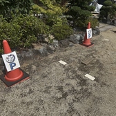 当店は、駐車場を完備しており、最大6台まで駐車可能です。車での来店が非常に便利で、特に家族連れや友人同士でのご来店にも安心です。また、お酒を飲まない方やドライバー向けに、ノンアルコールドリンクを各種ご用意していますので、皆様と一緒に楽しい時間を過ごすことができます。特別なひとときをお楽しみください。