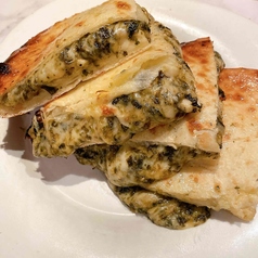 【髭ナン】限定メニューが好評により定番メニューへ！カレーなしでも主役になるROCKイメージのチーズナン♪の写真