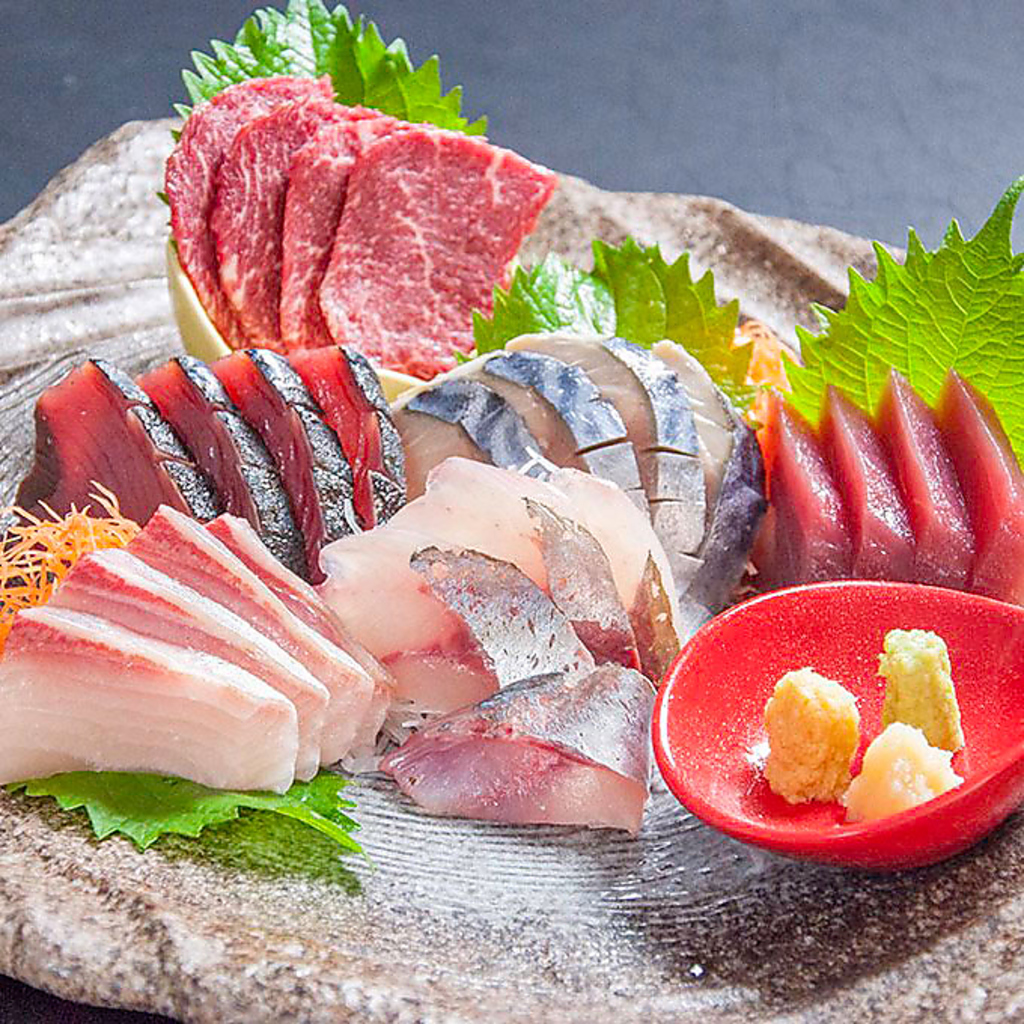 新鮮なお刺身も季節に合わせて多種ご用意しております。