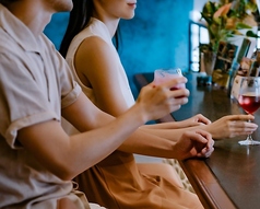 【カウンター席　7席】夜はバーとしても営業しております！豊富なメニューをご用意しておりますので、お好きなお酒を片手に心地よいBGMの中ゆったりとおくつろぎいただけます♪みなさまのご来店お待ちしております！