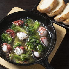 ブロッコリーとタコのアヒージョ（バケット付き）