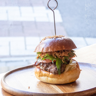 本格的なハンバーガーがリーズナブルな価格で味わえる♪