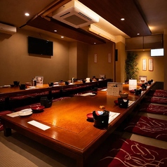 横並びの掘りごたつ席で一体感のある空間を演出。グループや宴会にもぴったりで、会話が弾むにぎやかなひとときをお楽しみいただけます。博多の海鮮料理とともに心地よい時間をお過ごしください。