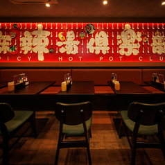 木を基調とした空間に、間接照明の灯と中華風の壁画・装飾が特徴的な店内。