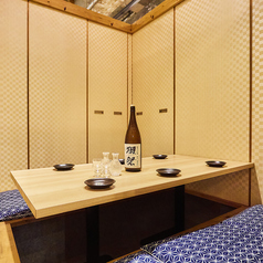 個室席をご用意しております。落ち着いた雰囲気の中、気の合う皆さんでの飲み会、ご宴会でお過ごしください。全国47都道府県の日本酒飲み放題と鮮魚、99円からの肴をぜひご堪能ください♪