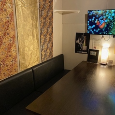 1階と2階の各フロアには、6名様までゆったりと座れるテーブル席を2卓ご用意しております。さらに同様のソファ席も完備しており、お仕事仲間との会社宴会や歓送迎会、気の置けないご友人との女子会など、中規模の集まりに幅広く対応可能です。落ち着いた雰囲気のなか、皆様で楽しい時間を共有できます♪