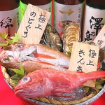 旬の新鮮な海の幸を使用したお造り盛り合せはオススメ。日本酒や本格焼酎との相性も抜群。