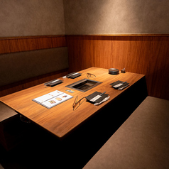 ゆったりとした6名がけテーブル席もご用意!グループでのご利用にも最適です。広めのテーブルは明るく開放的な雰囲気です。木の温もりを感じる落ち着いた店内で、家族の集まりや友人との食事会にもぴったり★ソファー席もございます!