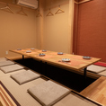 接待やお祝いなど、特別なお食事のシーンを演出するゆったりとした個室もございます。洗練された内装の中、周りを気にせず落ち着いた時間をお過ごしいただけます。